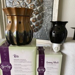 Gently used Scentsy Full Size Ria, gently used Plug in Groovy Black